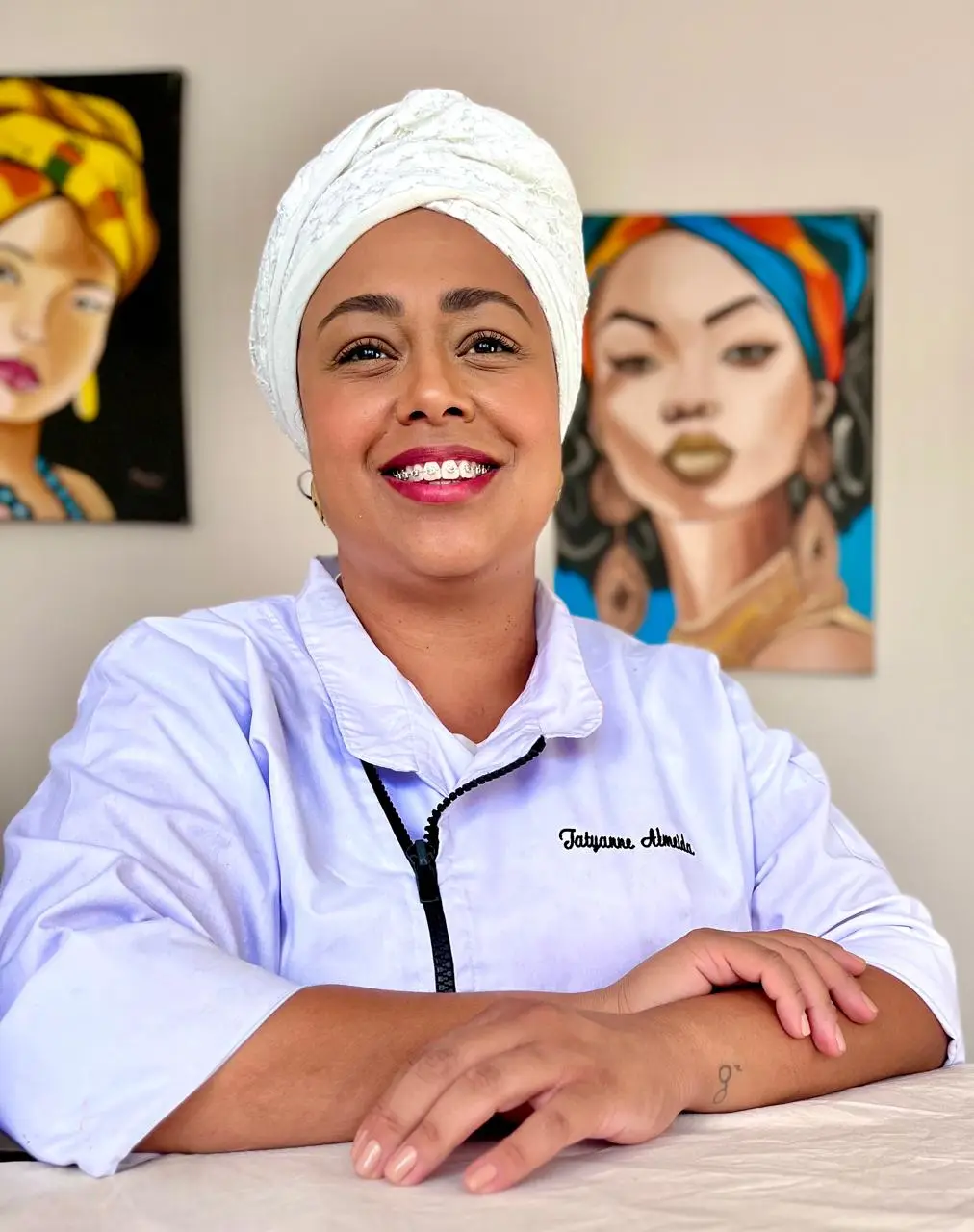 Retrato da chef Tatyanne Almeida, de dólmã branca e turbante
